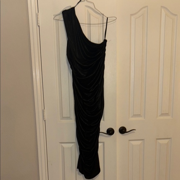 Elegant Black One-Shoulder Dress - Picture 8 of 8